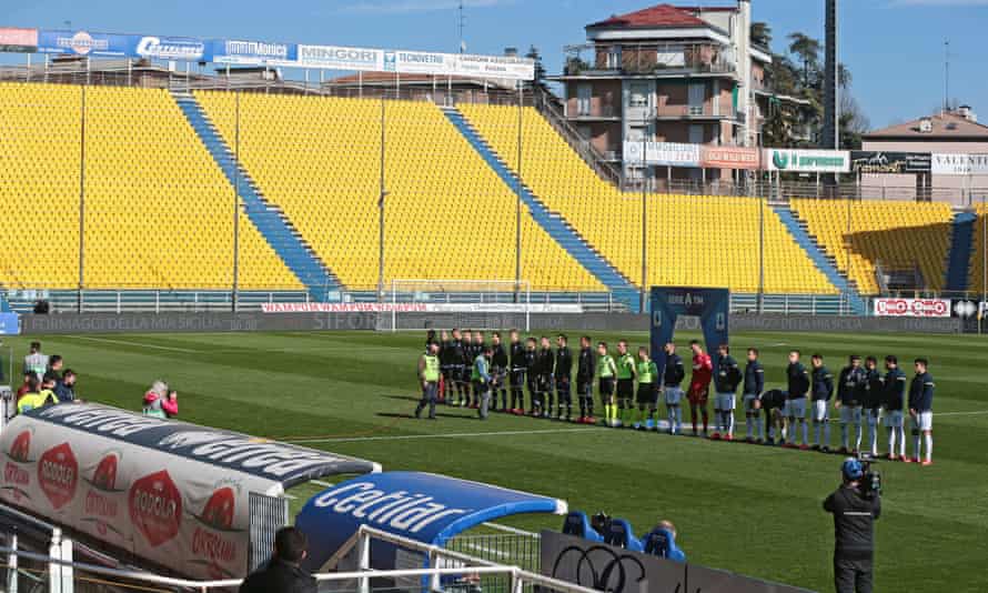 Players from Parma vs Spal line up in an empty stadium