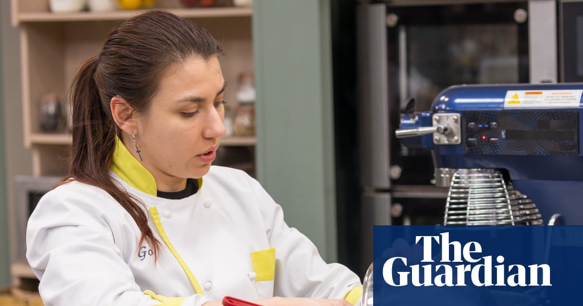 Τηλεόραση απόψε: τεταμένες στιγμές με μπισκότα στη σκηνή Bake Off