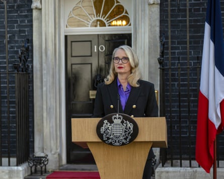 Julie Delpy as Vivienne Toussaint, theFrench president in Hostage.