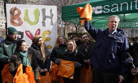 New York City Mayor Bill de Blasio distributes reusable bags in Union Square Park on 28 February 2020