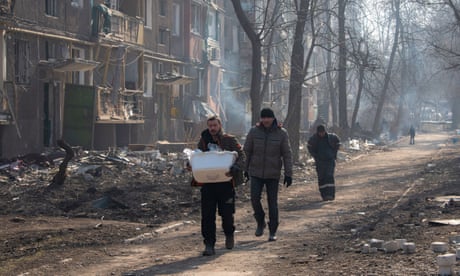 Men procuring supplies in Mariupol on Wednesday.