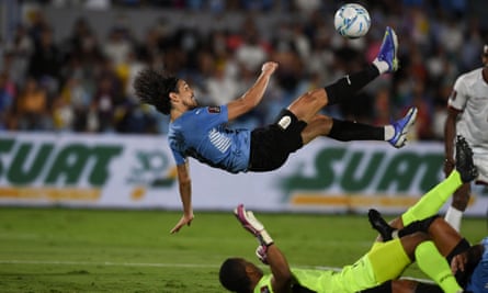 Edinson Cavani scores acrobatically against Venezuela in Qatar 2022 qualifying.