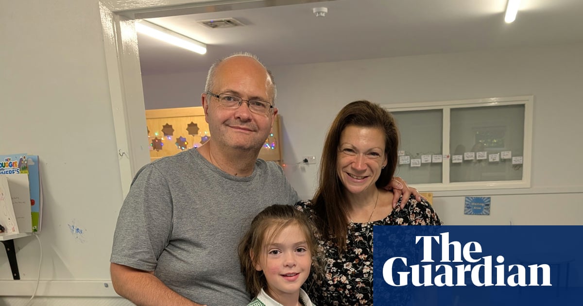 Hertfordshire police admit unlawful arrest of couple in school WhatsApp row