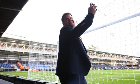 … and after all that, some blowhard has parked himself in front of the goal. Bah!