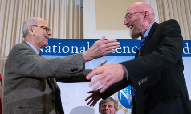 Ligio współzałożyciel Rainer Weiss, lewo i Kip Thorne, prawda, uścisk na scenie podczas konferencji prasowej w National Press Club w Waszyngtonie.