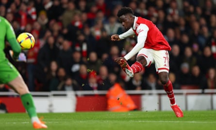 Bukayo Saka shoots for Arsenal