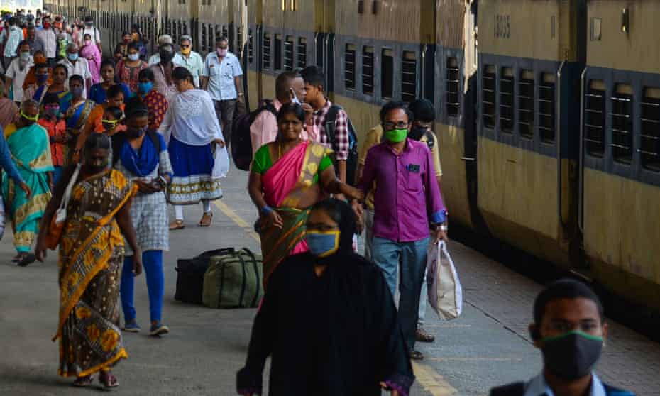 Los pasajeros se bajan de un tren en Chennai en diciembre