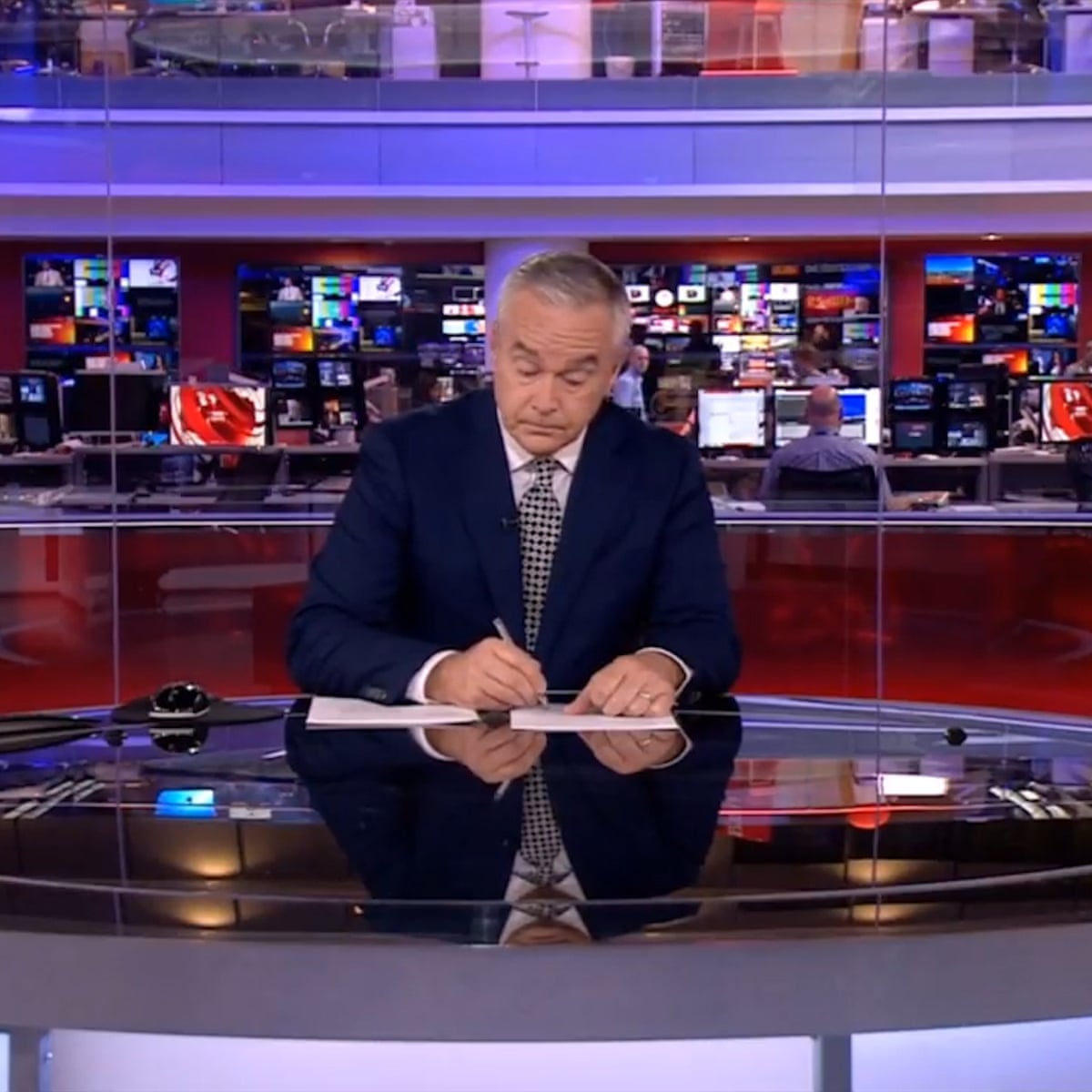 Bbc Technical Glitch Leaves Huw Edwards In Silence On News At Ten Bbc The Guardian