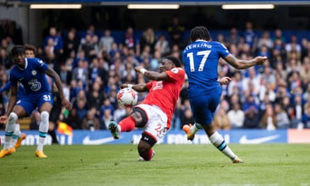 Raheem Sterling anotó su segundo gol para poner al Chelsea 2-1 adelante.
