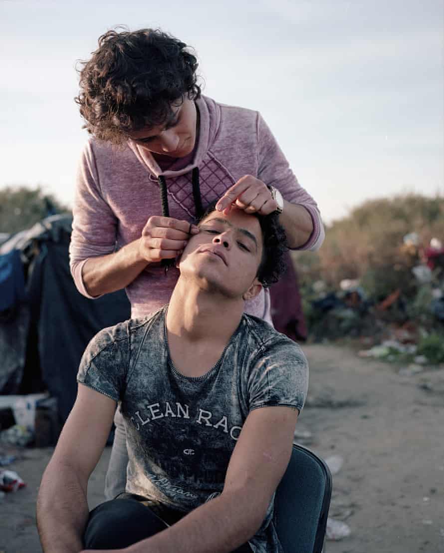 Two men thread their eyebrows at Calais, November 2015