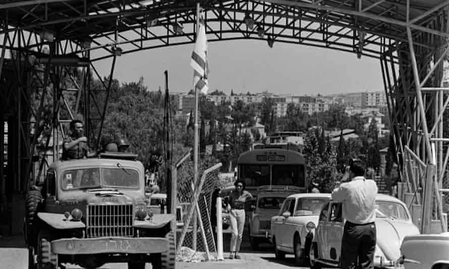 The Mandelbaum Gate checkpoint between Israeli and Jordanian sectors of Jerusalem inspired Spark’s vision of divided states.