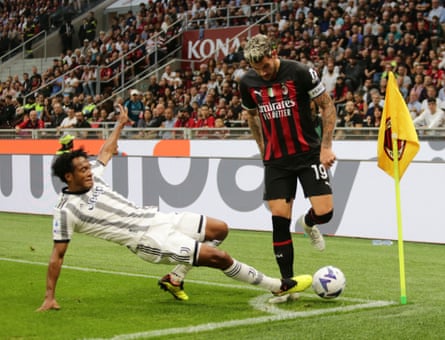Theo Hernández de Milan invite un tacle de Juan Cuadrado de la Juve dans le coin du terrain.