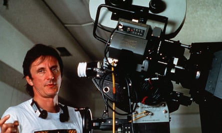 وفاة مخرج فيلم Wish You Were Here ديفيد ليلاند عن عمر يناهز 82 عاماً أفلام وفاة مخرج فيلم Wish You Were Here ديفيد ليلاند عن عمر يناهز 82 عاماً أفلام
