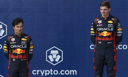 Pembalap Red Bull F1 Sergio Pérez (kiri) dan Max Verstappen