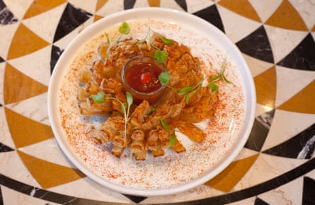onion flower bhaji with chutney