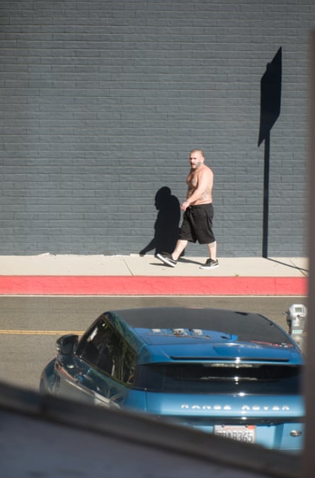 Man stays cool as he walks the streets of Filipino Town, Los Angeles