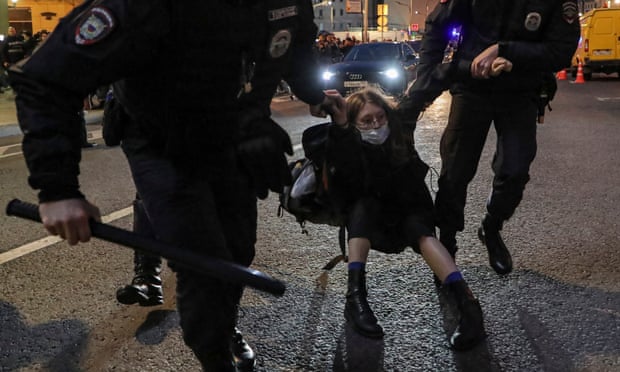Russische politie houdt een demonstrant vast