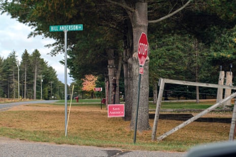 درختان و تابلوها در شهر فلورانس، ویسکانسین.