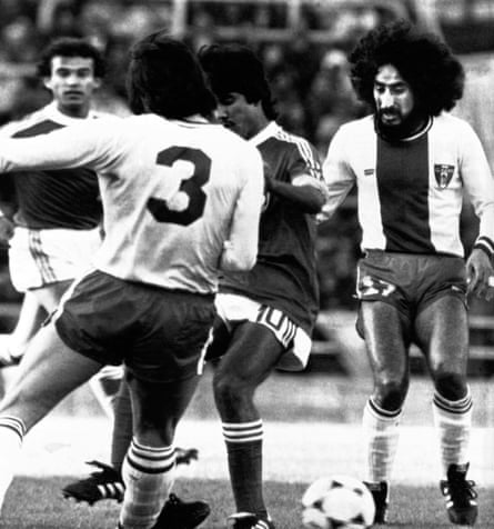 Le Tunisien Tarak Dhiab (No10) est taclé par les Mexicains Alfredo Tena (No3) et Leonardo Cuéllar, à droite, lors de leur match de Coupe du monde en 1978