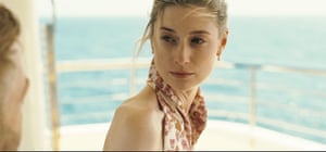 Elizabeth Debicki as Kat in Tenet.