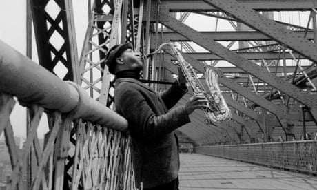 Sonny Rollins suona il sassofono sul ponte di Williamsburg a New York.