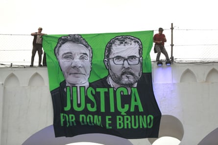 A banner of Dom Phillips and Bruno Pereira.