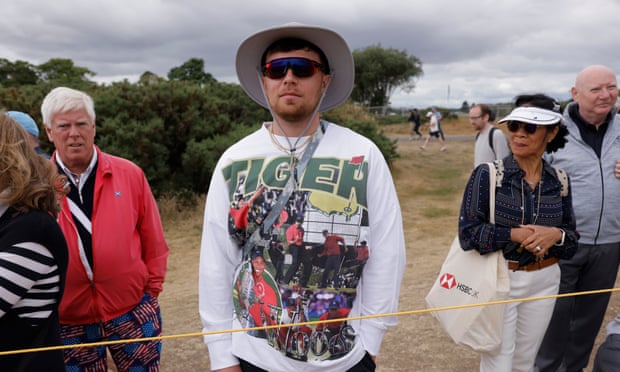 Un hincha con una camiseta de Tiger Woods.