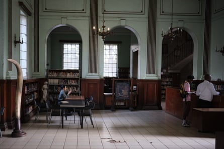 'O objetivo tem sido desmistificar': como uma biblioteca colonial de Nairobi foi restaurada e devolvida...