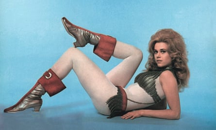 Jane Fonda ในภาพยนตร์เรื่อง Barbarella ในปี 1968 ซึ่ง Paco Rabanne ทำเครื่องแต่งกายของเธอ