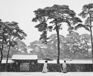 Japan. Tokyo. Courtyard of the Meiji shrine. 1951.