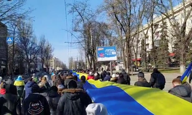 People protesting against Russia's invasion of Ukraine in Kherson.