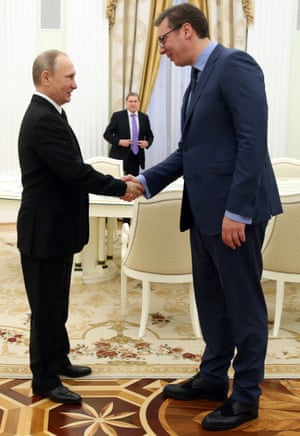 Aleksandar Vuçiç shtrëngon duart me Vladimir Putinin