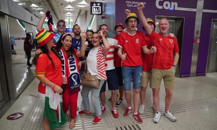 Фенове на Уелс и САЩ в метрото на Доха.
