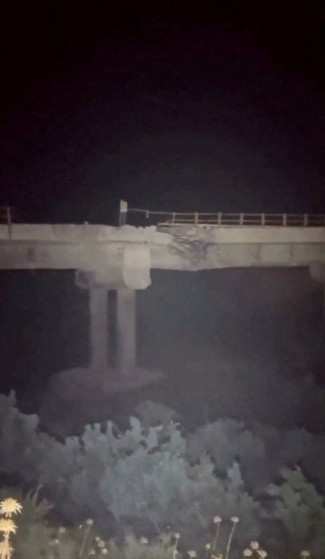 Μια κατεστραμμένη σιδηροδρομική γέφυρα κοντά στο Aq Qala στην επαρχία Golestan, στο Ιράν, σε αυτήν την οθόνη που ελήφθη από ένα βίντεο στα μέσα κοινωνικής δικτύωσης.