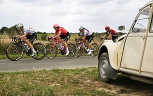 the peloton passes a classic Citröen 2CV on its way to Angers