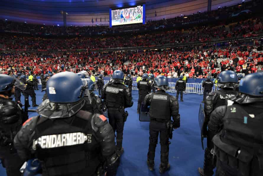 Empörung Über Den Bericht Über Die Endgültige Polizeiarbeit In Paris, Der Hillsborough Mit Rowdytum In Verbindung Bringt | Champions League 1 Französische Polizei Im Stade De France In Der Nacht, Als Real Madrid Liverpool Besiegte Und Die Champions League 2021-22 Gewann.