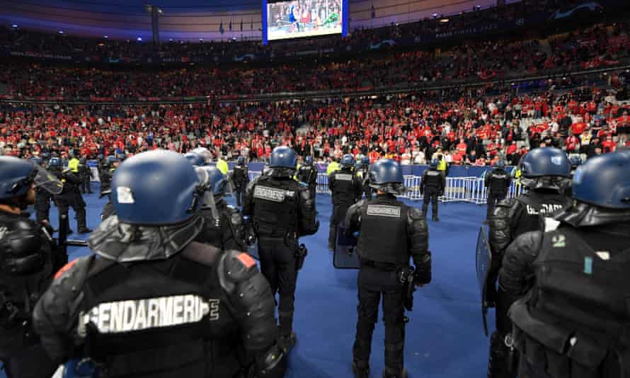Une forte présence policière française s'est formée devant les fans anglais après le match.