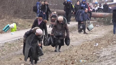 Ukrainians flee Irpin as Zelenskiy criticises Russian shelling – video 