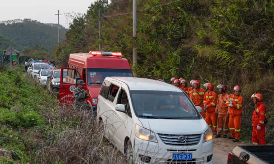 Equipes de resgate trabalham no local de um acidente de avião no condado de Tengxian, na China.