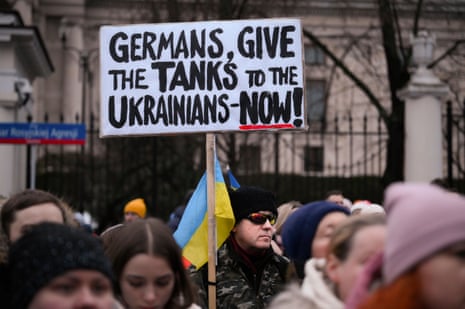 Crowds of people demonstrated in front of the Russian embassy in Warsaw. One protestor called on Germany to provide Ukraine with tanks.