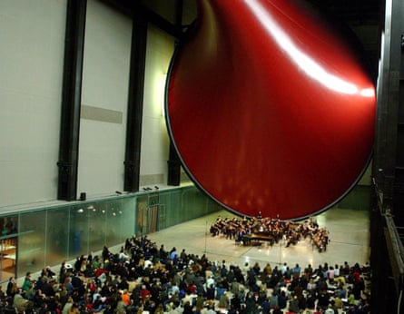 The London Sinfonietta and Royal Academy of Music perform Arvo Pärt’s Homage To Anish Kapoor and his sculpture Marysas in 2003 at the Tate Modern, London.