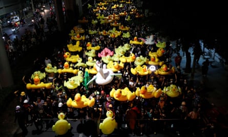 Protesters carrying inflatable ducks on their way to the 11th Infantry barracks.