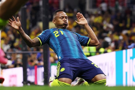 Leandro Campaz drops to his knees to celebrate.