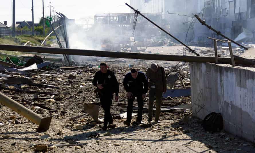 Russia-Ukraine war: Putin preparing for prolonged war and will turn to more drastic measures to achieve aims, says US – live | Ukraine 5 People walk at a site of a shopping centre destroyed by shelling amid Russia’s invasion of Ukraine, in Odesa, Tuesday May 10.