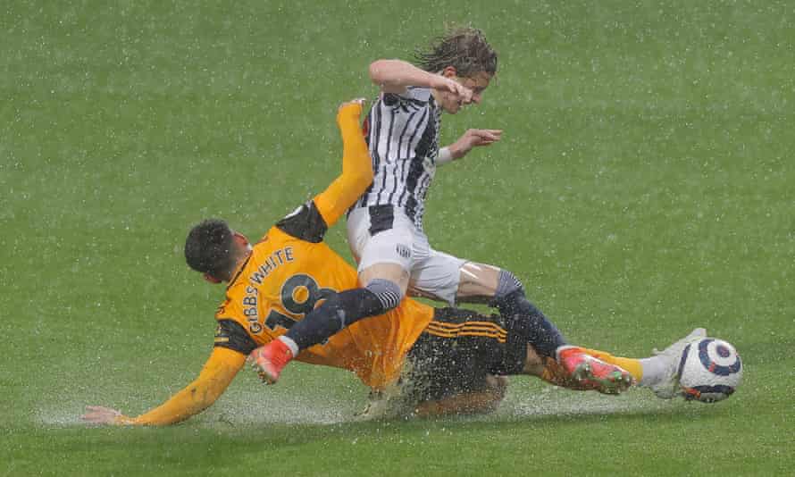 Morgan Gibbs-White and Conor Gallagher contend with one another and the worsening weather at The Hawthorns.