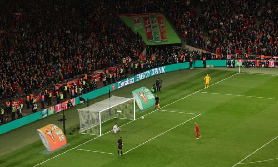 Fabinho pasa el balón a Kepa Arrizabalaga durante la tanda de penaltis en Wembley