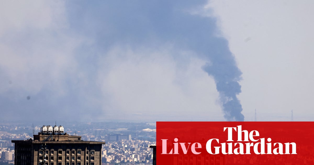 تعلن إسرائيل عن موجة من الضربات على طهران بعد أن تطالب ترامب بإيران “الاستسلام التقليدي”. تعلن إسرائيل عن موجة من الضربات على طهران بعد أن تطالب ترامب بإيران “الاستسلام التقليدي”.