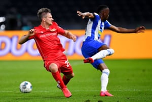 Hertha Berlin’s Dodi Lukebakio and Union Berlin’s Michael Parensen vie for the ball.