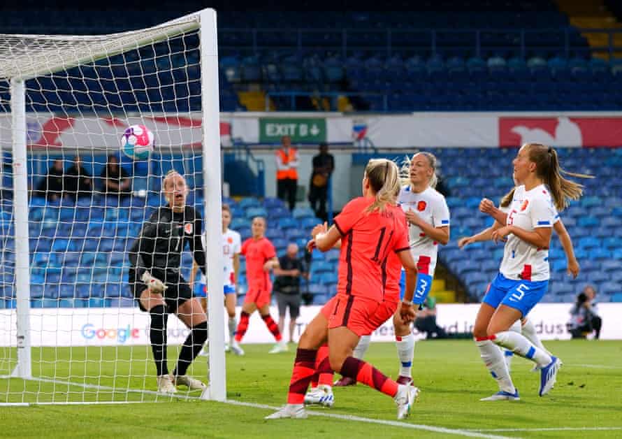 Lucy Bronze dari Inggris mencetak gol pertama tim mereka di pertandingan ini