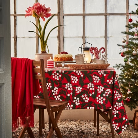 Tablecloth, red berry pattern